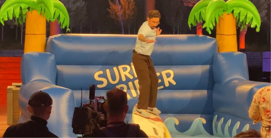 Toni Bauer auf dem Surfsimulator