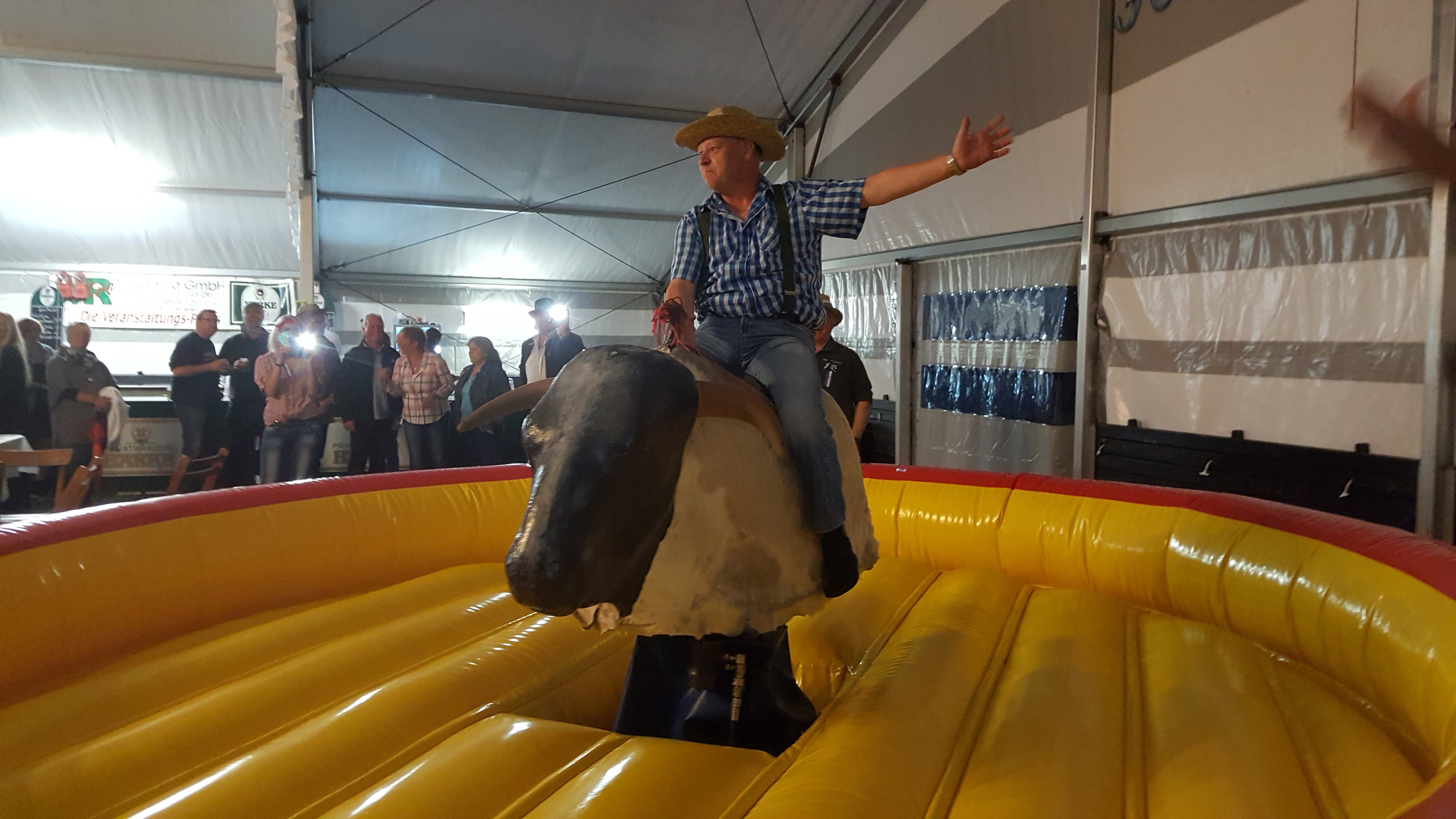 Rodeo reiten / Bullriding inkl. Betreuung mieten – LM-Event